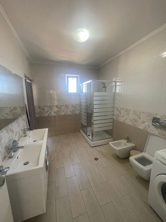 Jepet me qera apartament 1+1 me verande te Pazari Ri