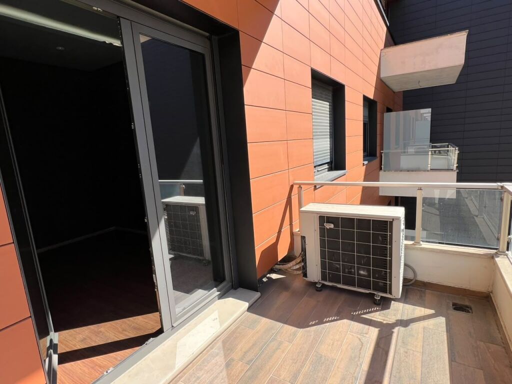 JEPET ME QIRA –  📍 Ring Center, Tiranë