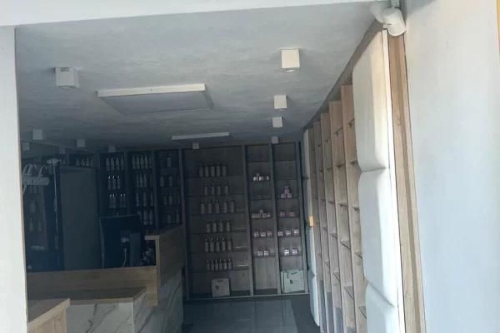 Dyqan Qera 21 Dhjetori - Rruge Kryesore /55m2. (1.5 Milion Lek /Muaj)