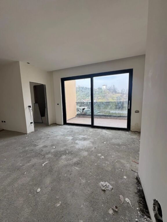 VILLA SU TRE PIANI IN VENDITA MJULL – BATHORE 700.000 EURO FH-96053