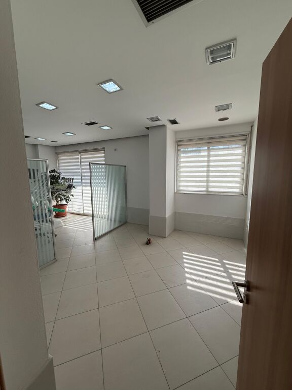 Kamez Clinica dentale in affitto 107M²