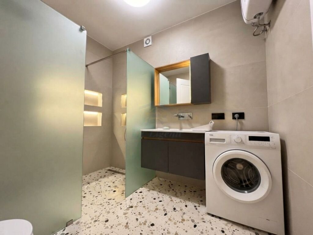 Apartament për shitje tek Liqeni i Thatë, Tirane.