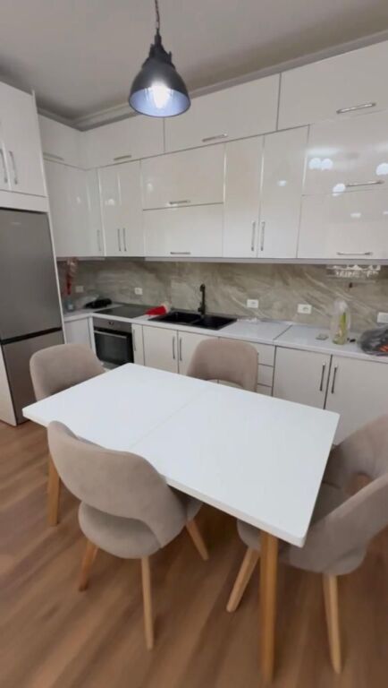 Via 5 Maji affittasi appartamento 2+1+2, arredato, 80.000 Leke  
