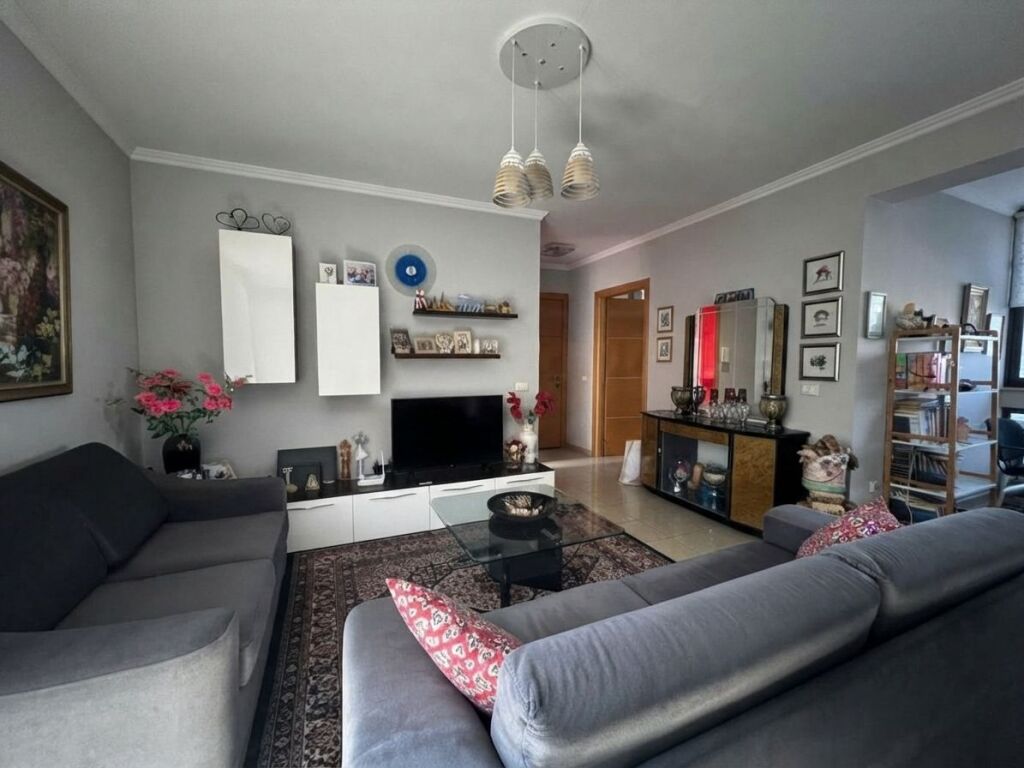 Shitet , Apartament 3+1+2 , Rruga e Kosovareve