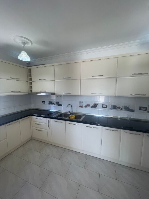 Jepet me qera apartament 1+1 me verande te Pazari Ri