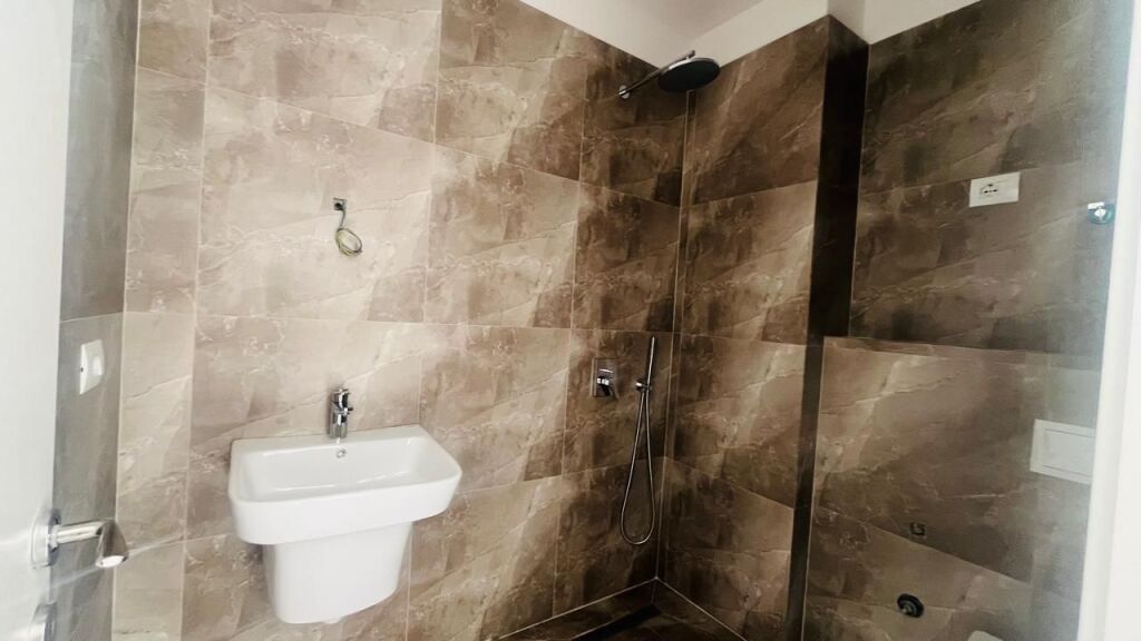QIRA | APARTAMENT 2+1+2 – RRUGA E BARRIKADAVE, PRANË SHKOLLËS “LIDHJA E PRIZRENIT”
