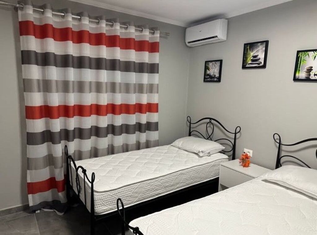 🏢Sheshi Avni Rustemi,prane Supermarket Spar jepet me qera apartament ,2+1 i mobiluar.80,000Leke