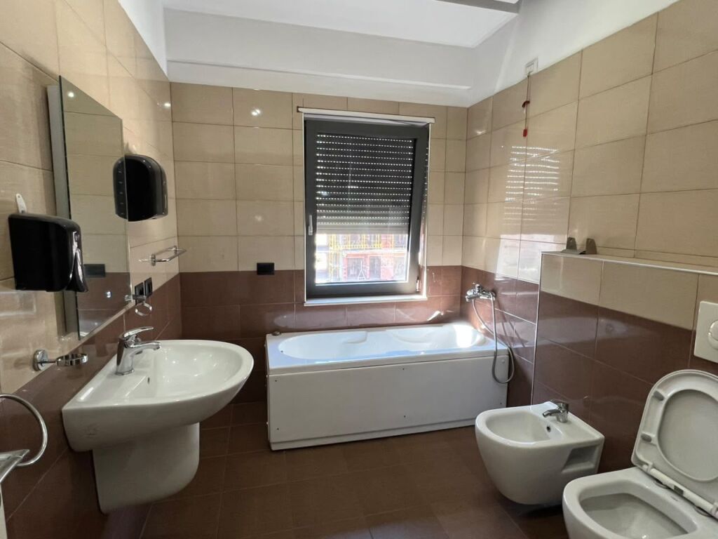 JEPET ME QIRA –  📍 Ring Center, Tiranë