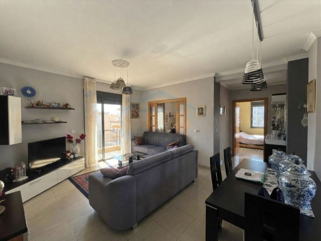 Shitet , Apartament 3+1+2 , Rruga e Kosovareve