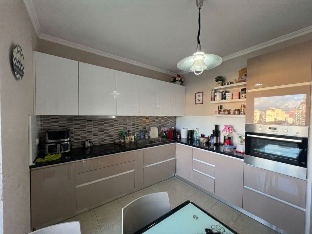 Shitet , Apartament 3+1+2 , Rruga e Kosovareve