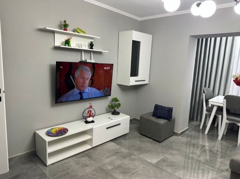 🏢Sheshi Avni Rustemi,prane Supermarket Spar jepet me qera apartament ,2+1 i mobiluar.80,000Leke