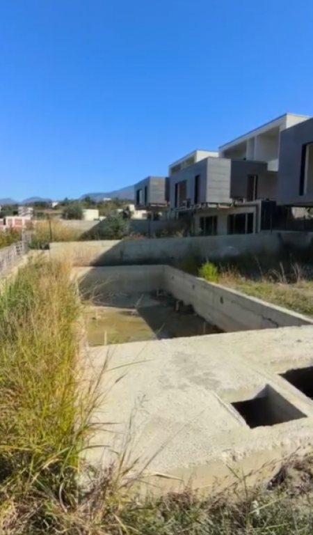 Shitet Vilë Premium 3-katëshe tek Lakeside Residence, Farkë