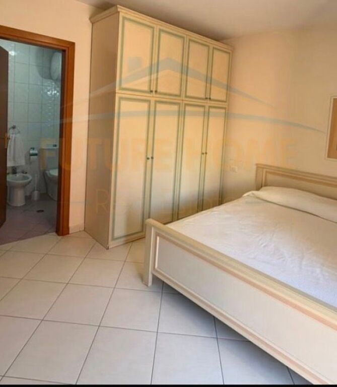 Shitet, Apartament 2+1+2, Rruga e Barrikadave, Tiranë.