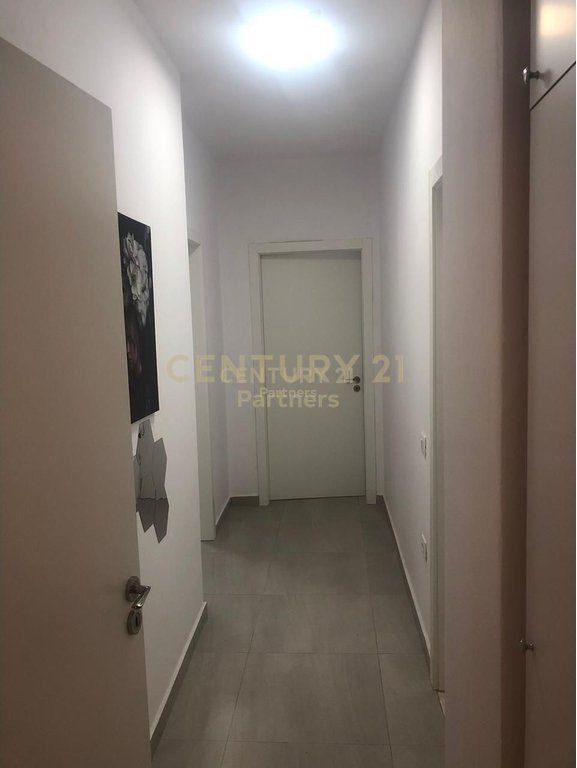Shitet apartament 3+1+2 te rruga e Dibres.