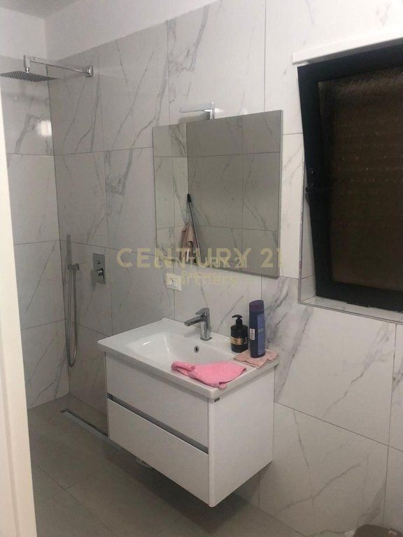 SHITET APARTAMENT 3+1+2 TEK RRUGA E DIBRES