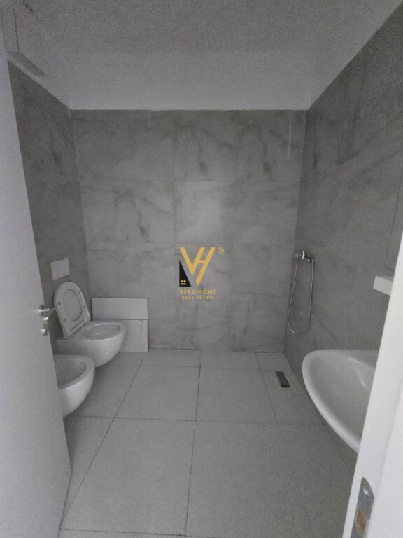 JEPET APARTAMENT 1+1 ME QERA TE UNIVERS CITY, QTU 45.000 LEKE