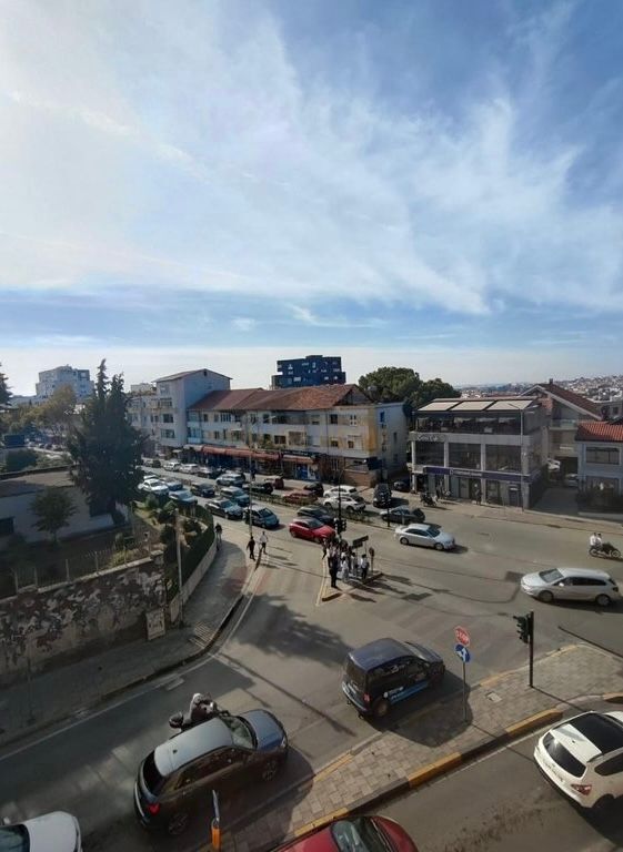 Shitet,Apartament 1+1, Shkolla e Bashkuar, Tiranë.