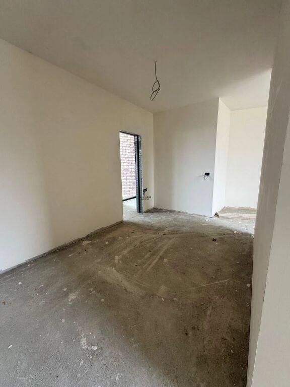 VILLA SU TRE PIANI IN VENDITA MJULL – BATHORE 700.000 EURO FH-96053