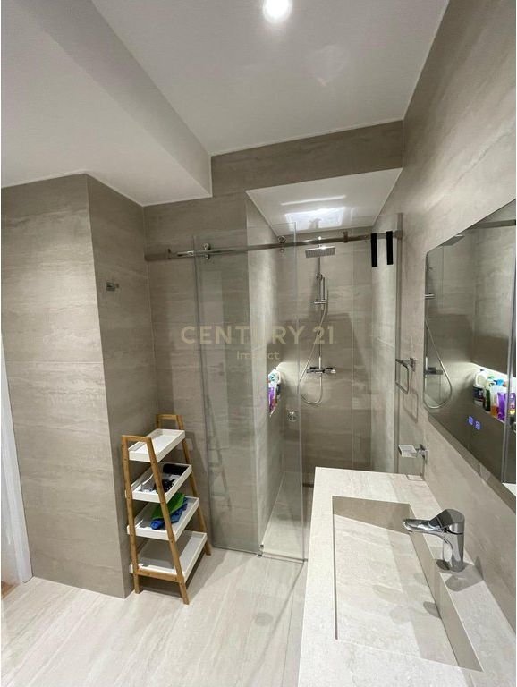 Apartament 3+1+2 me post parkimi me qira tek Kodra e Diellit
