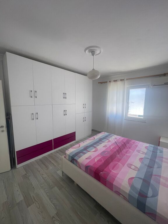 Jepet me qera apartament 1+1 me verande te Pazari Ri