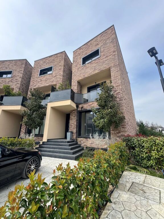 VILLA SU TRE PIANI IN VENDITA MJULL – BATHORE 700.000 EURO FH-96053