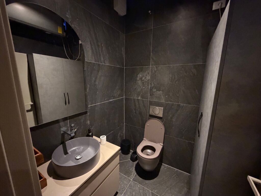 🏡 Apartment 2+1 for rent – zoological garden Bilal Sina street   📍 Very preferred and quiet area 🏢 1st floor | New building with elevator ✨ Newly furnished 🛋️ 2+1 layout, ideal for couple or family 💶 Price: 80000 leke per month  