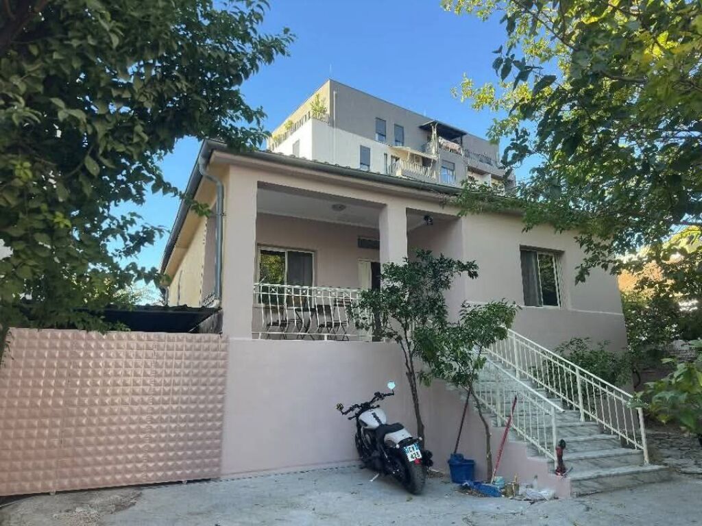 SHTEPI PRIVATE 2+1 ME QIRA 120 m² | Oborr 380 m² - ALI DEMI