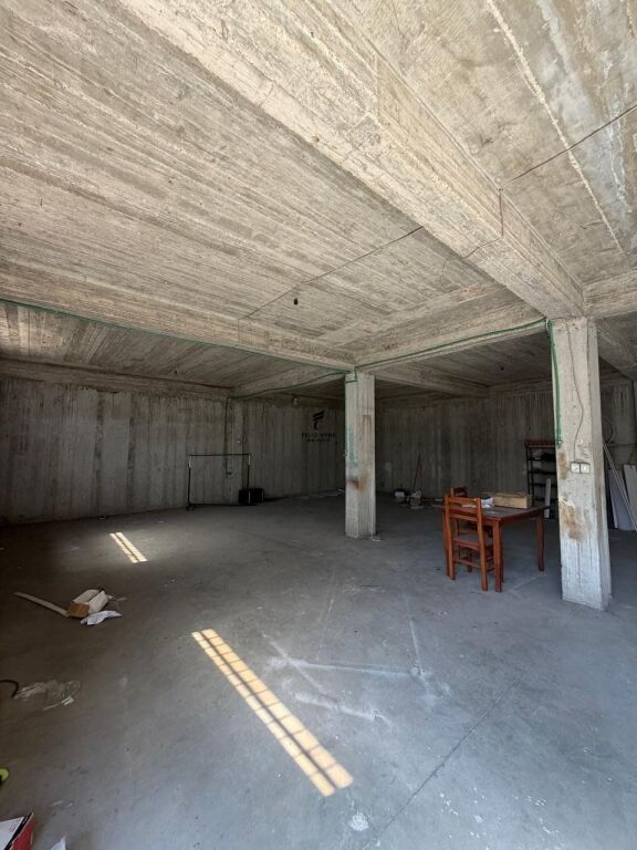 BUSINESS PREMISES FOR RENT 254M2 SELITE 200,000 LEKE FH-96163