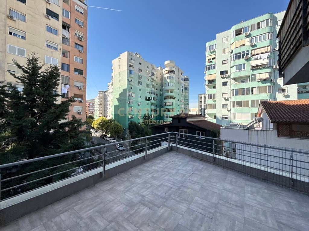 Apartament 2+1+ Verande Me Qira në Komunën e Parisit - 1100€ | 196 m² 1,100 € /Muaj 10,000 Lekë /Muaj