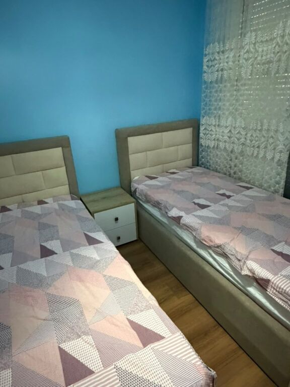 Via 5 Maji affittasi appartamento 2+1+2, arredato, 80.000 Leke  