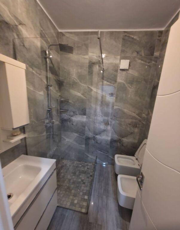 SHITET APARTAMENT 2+1+2 – PRANË KOMPLEKSIT GENER 2