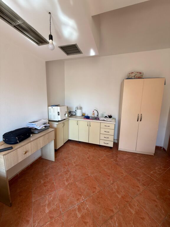 Kamez Clinica dentale in affitto 107M²