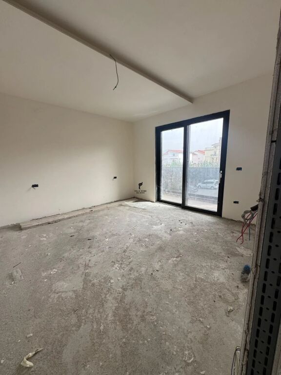 VILLA SU TRE PIANI IN VENDITA MJULL – BATHORE 700.000 EURO FH-96053