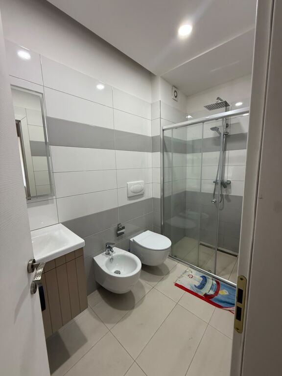 Jepet me qira 2+1+2 TE 21 Dhjetori Kontakti 70.000 leke