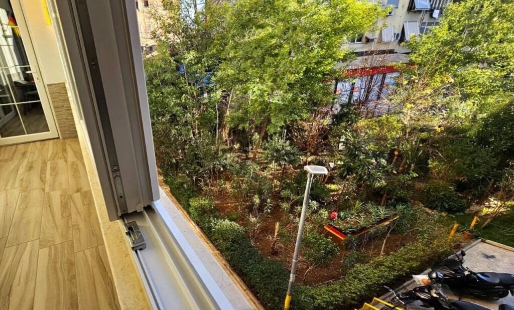 Rent | Ambjent Biznesi | Materniteti i Ri | 900 €/month