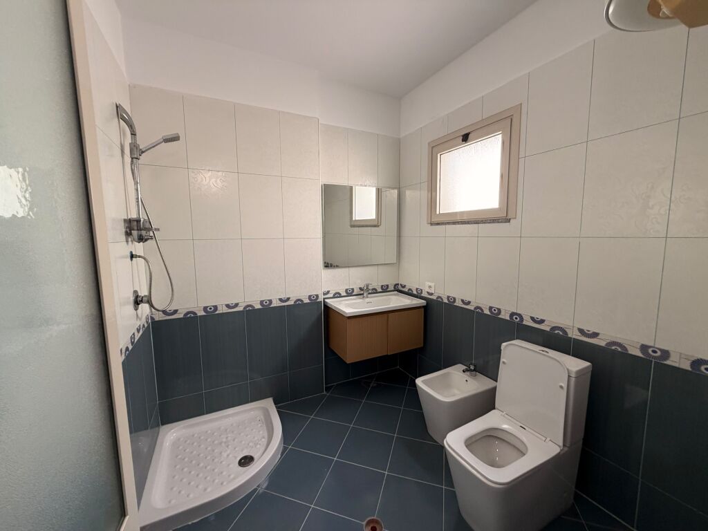 Shitet apartament 1+1