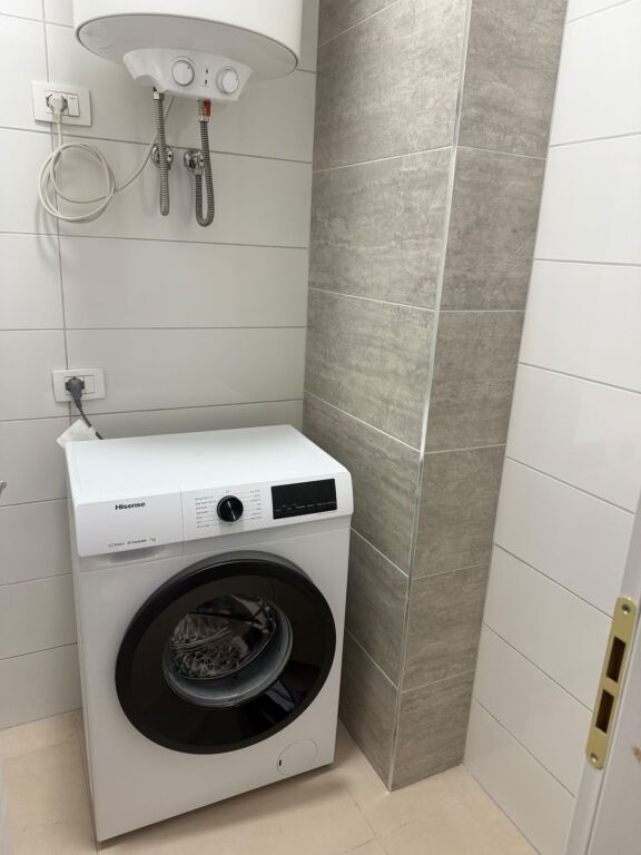Jepet me qira 2+1+2 TE 21 Dhjetori Kontakti 70.000 leke