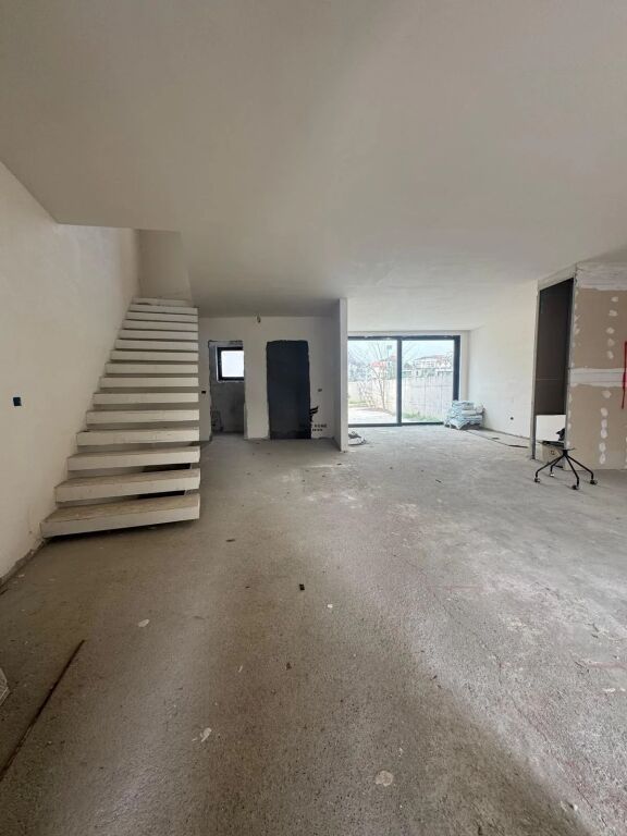 VILLA SU TRE PIANI IN VENDITA MJULL – BATHORE 700.000 EURO FH-96053