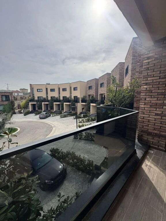VILLA SU TRE PIANI IN VENDITA MJULL – BATHORE 700.000 EURO FH-96053
