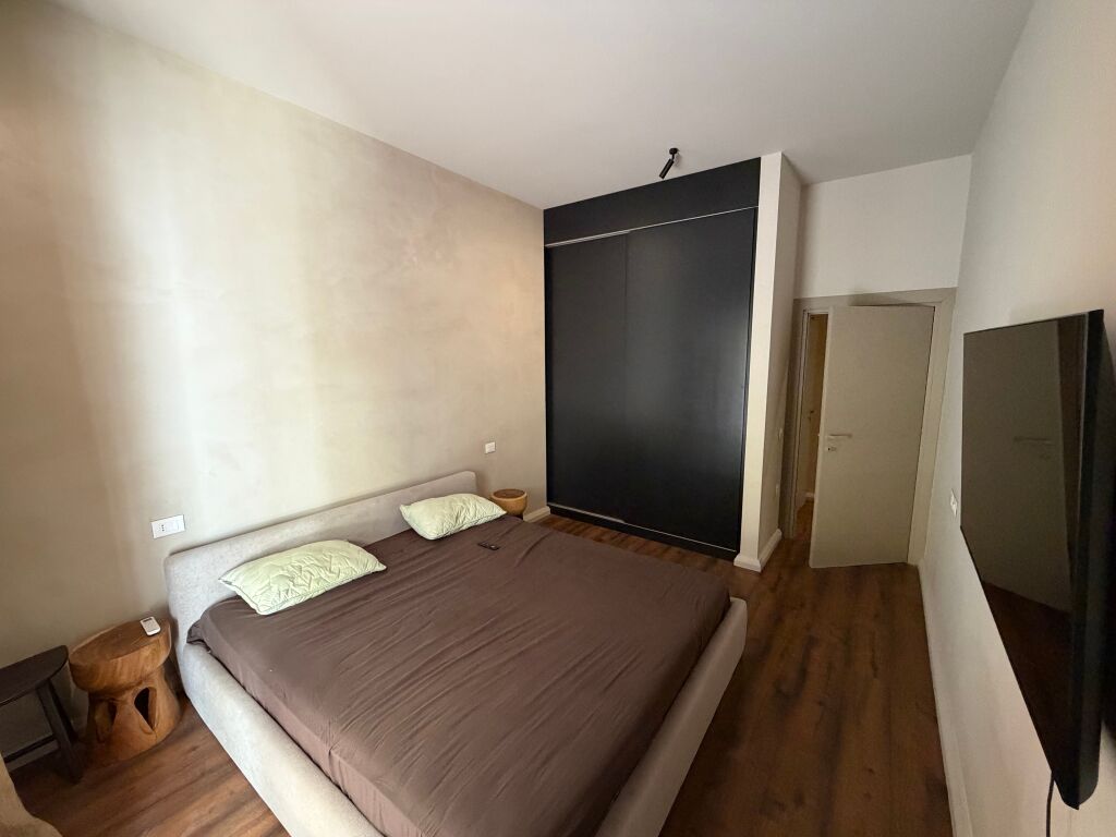 🏡 Apartment 2+1 for rent – zoological garden Bilal Sina street   📍 Very preferred and quiet area 🏢 1st floor | New building with elevator ✨ Newly furnished 🛋️ 2+1 layout, ideal for couple or family 💶 Price: 80000 leke per month  