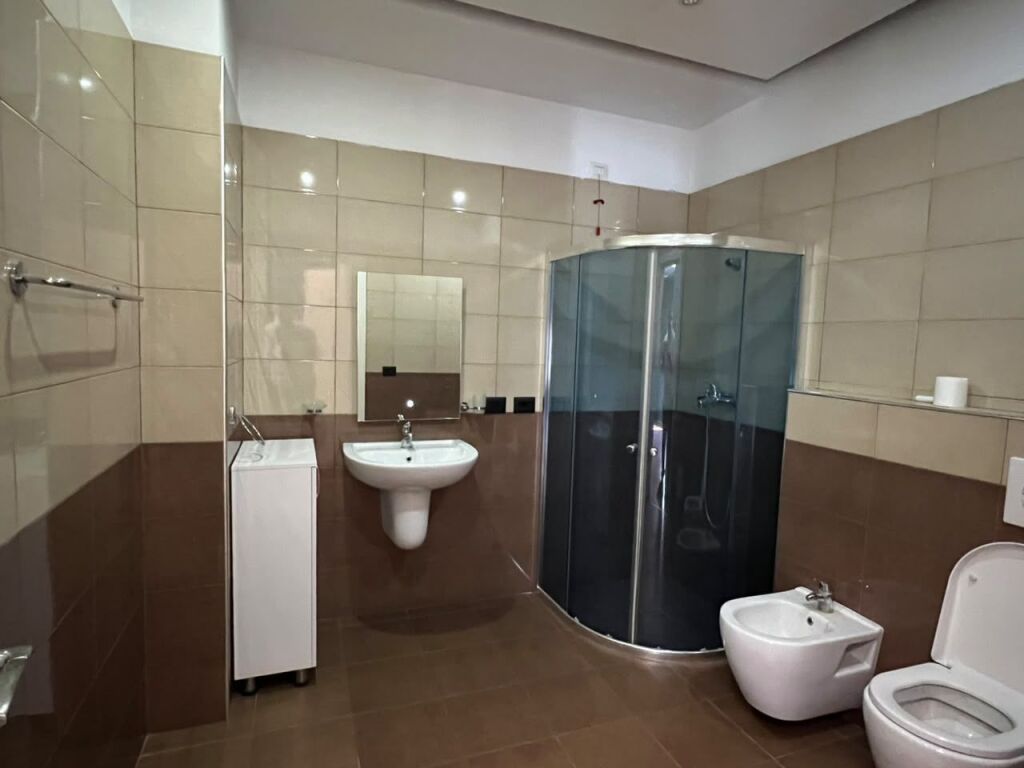 JEPET ME QIRA –  📍 Ring Center, Tiranë