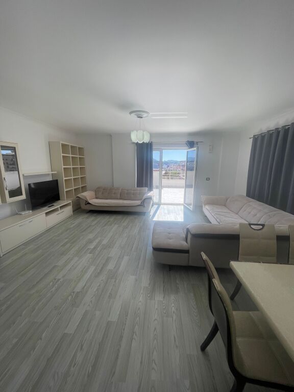 Jepet me qera apartament 1+1 me verande te Pazari Ri