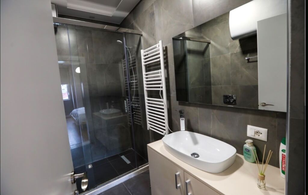 Apartament me qera 2+1+2 Perballe Toptanit