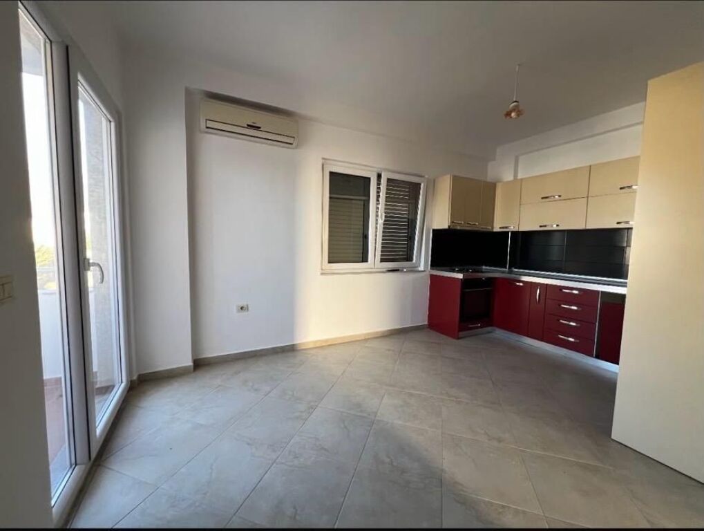 🏢Ne zonen e Ali Demit,prane Depove te Ujit  jepet me qera apartament 2+1+2 ,pjeserisht i mobiluar 55,000Leke