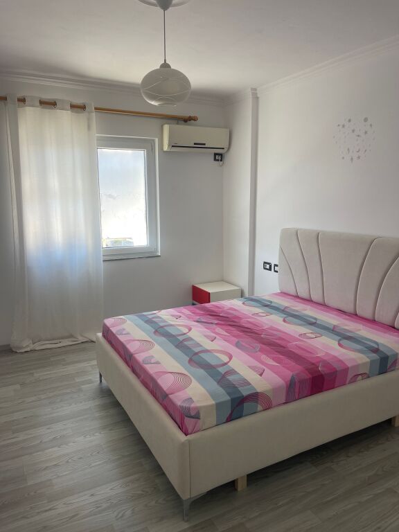 Jepet me qera apartament 1+1 me verande te Pazari Ri