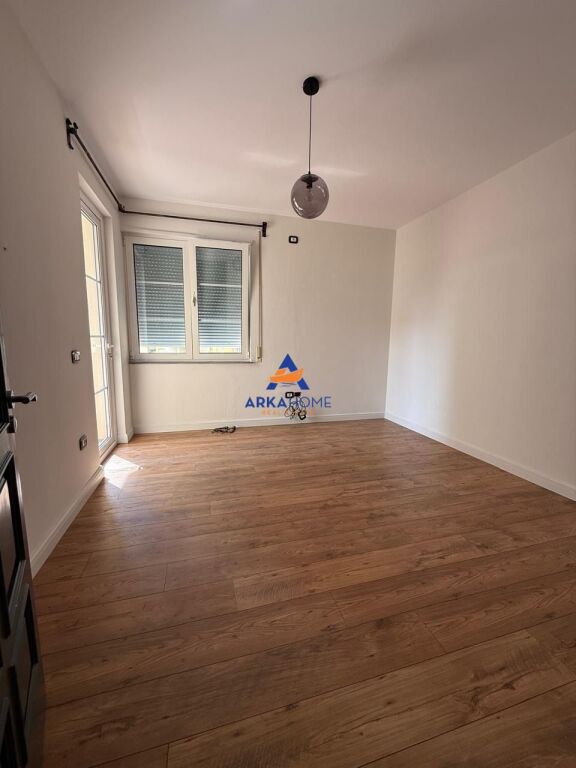 JEPET AMBIENT ME QIRA 112.2 M2 "KOMUNA PARISIT, RRUGA PROKOP MIMA" 1000 EURO