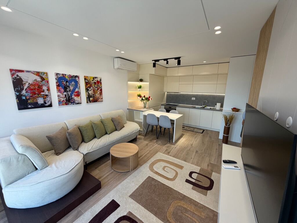🏡 Jepet me qira apartament 2+1 – Rruga e Dibrës, pranë Selvisë  ✨ Apartament sapo përfunduar, në pallat të ri, në katin e 3-të. 🛋️ Arredim modern dhe elegant, realizuar me arkitekt dhe me shumë kujdes në çdo detaj.  📍 Vendndodhje shumë e mirë, pranë Selvisë 💰 Çmimi: 1,000 € / muaj