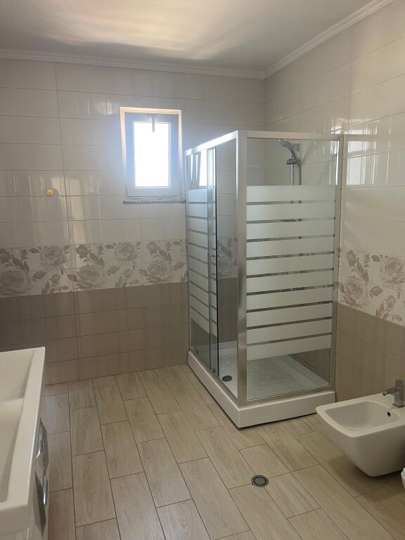 Jepet me qera apartament 1+1 me verande te Pazari Ri