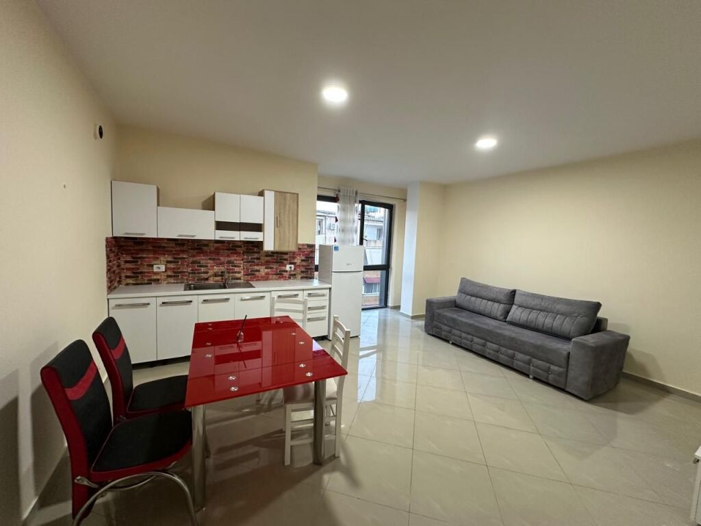 Ne zonen e 21-dhjetorit jepet me qera apartament 2+1+2, i mobiluar 650 Euro