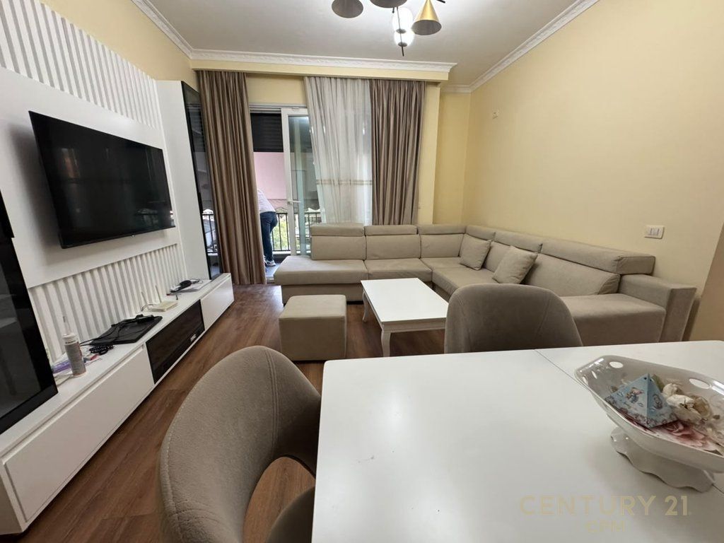 Appartamento 2+1 + posto auto in affitto in via 5 maggio! /Mese 82.000 Lek /Mese